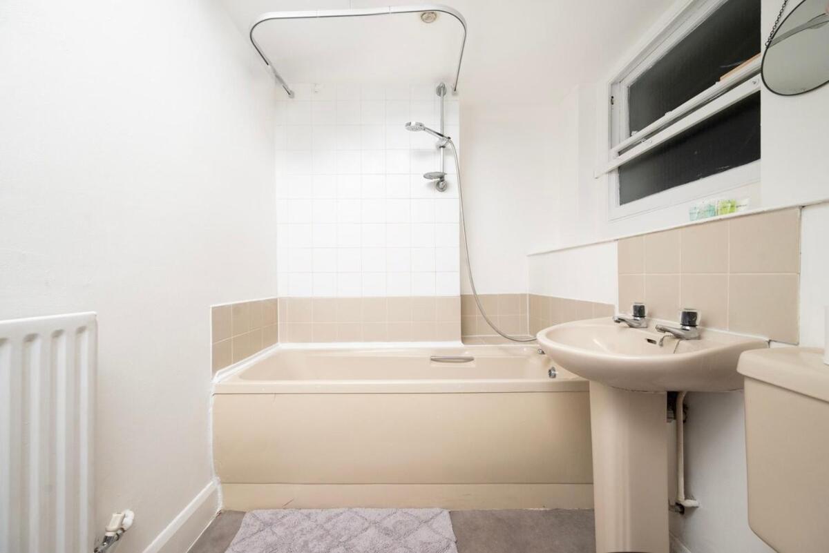 Spacious Minimalist 1Br Flat In London Exterior photo